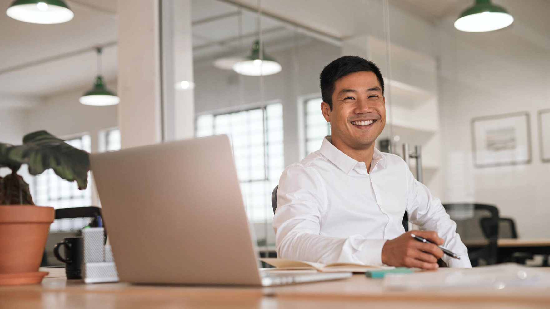 Businessman working on a laptop: Discover more about Regent's fully online DBA in Executive Leadership program.